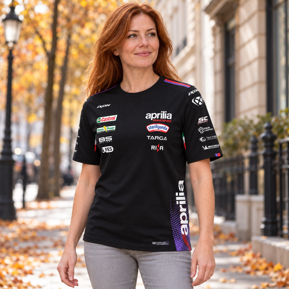 Týmové tričko Aprilia Racing MotoGP s logy sponzorů – ilustrační foto (AI)