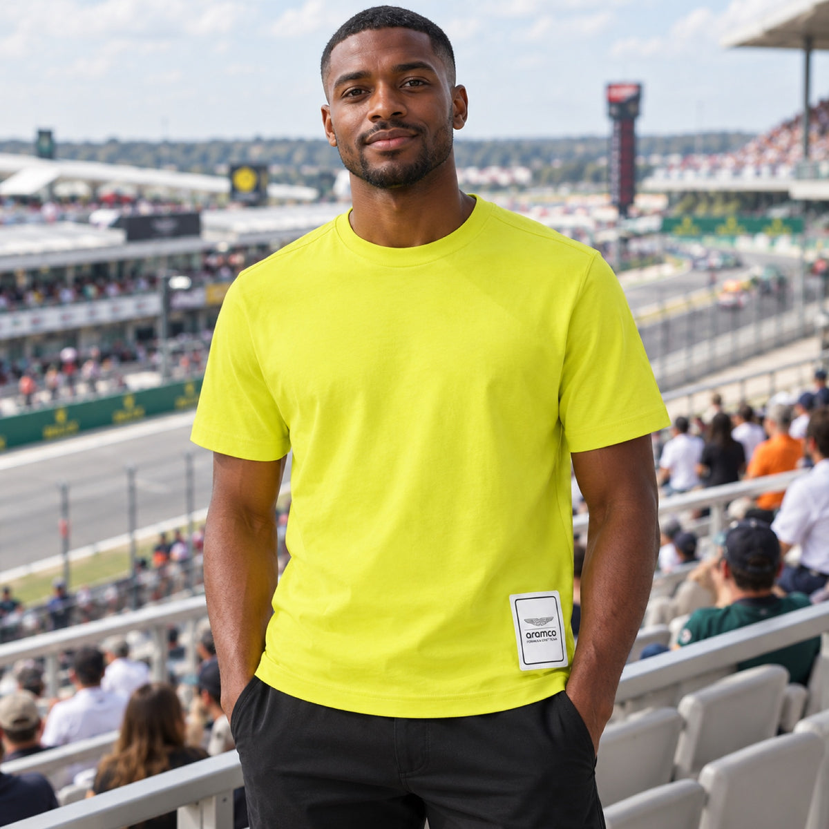 Tričko Aston Martin F1 Team LOGO Casual – světle žluté – ilustrační foto (AI)