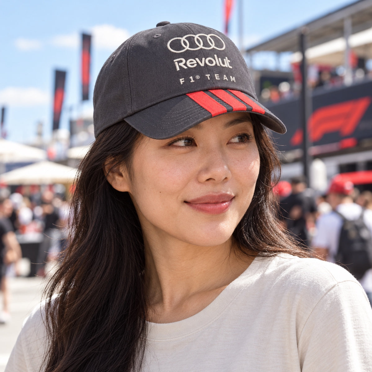 Kšiltovka Audi Revolut F1 x Adidas – tmavě šedá, Lifestyle Edition – ilustrační foto (AI)