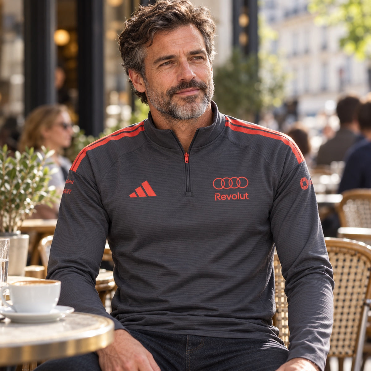 Tréninkový top Audi Revolut F1 x Adidas s logy sponzorů – šedý – ilustrační foto (AI)