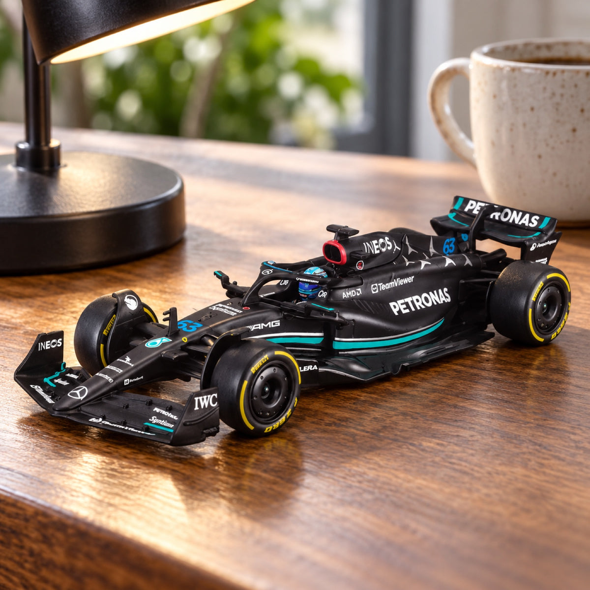 Model Bburago Mercedes-AMG PETRONAS F1 W14 #63 George Russell 2023 v měřítku 1:43 – Signature – ilustrační foto (AI)
