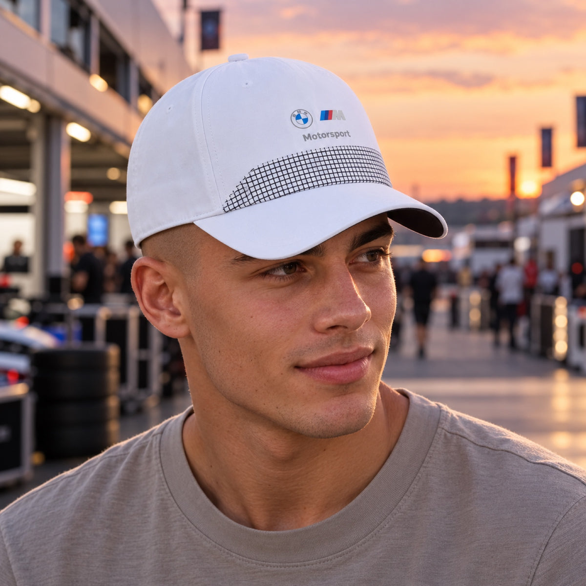 Kšiltovka BMW Motorsport s logem – bílá – ilustrační foto (AI)