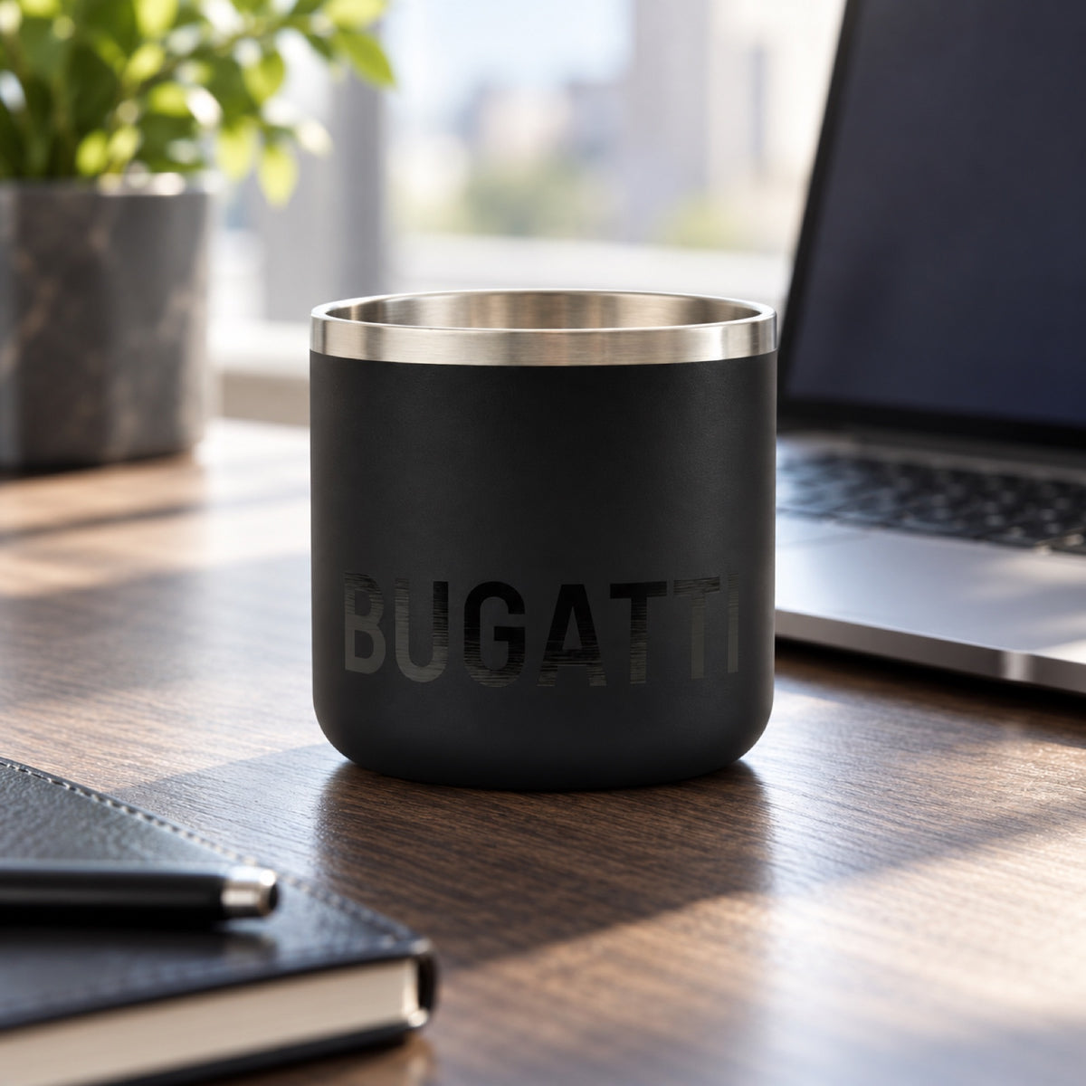 Hrnek Bugatti s nápisem – černý – ilustrační foto (AI)