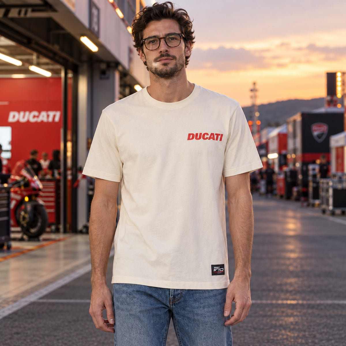 Pánské tričko Ducati Corse – bílé, 100 Years of Ducati Edition – ilustrační foto (AI)