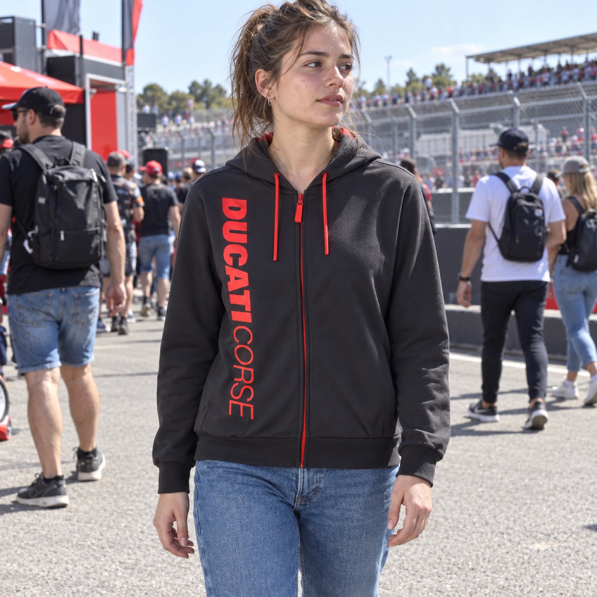 Ducati Corse Fan Hoodie with Logo – Dark Grey – ilustrační foto 2 (AI)