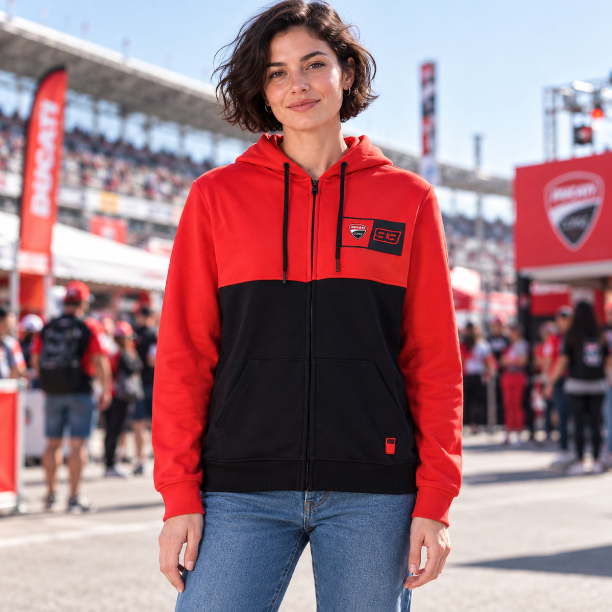 Mikina s kapucí pro fanoušky Ducati Corse – Marc Marquez s logem 93 – ilustrační foto (AI)