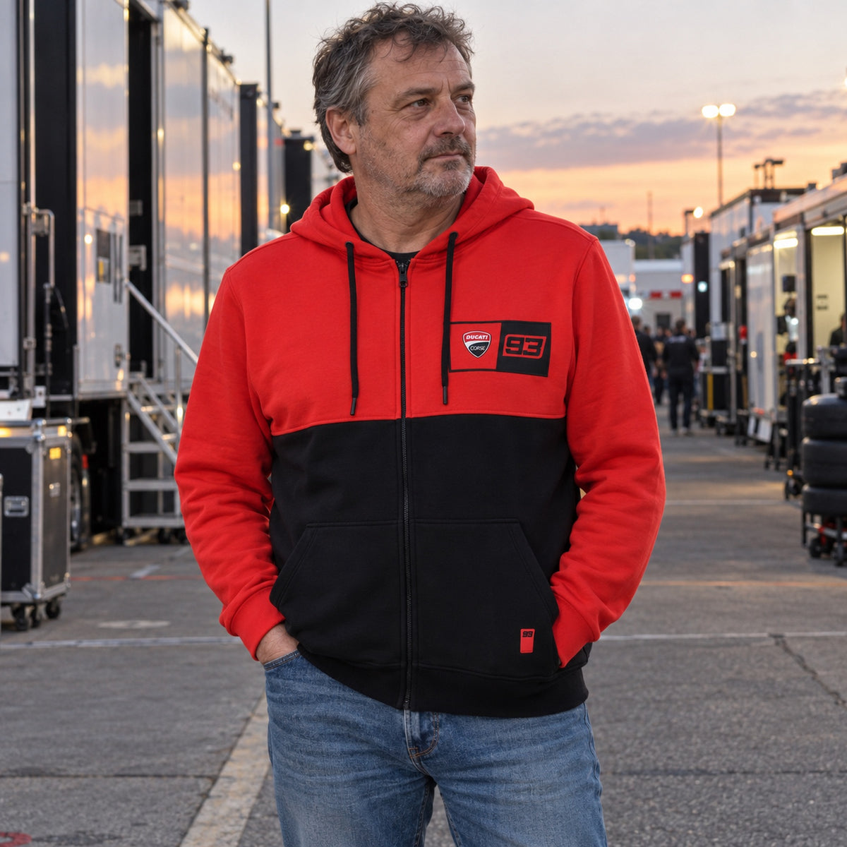 Ducati Corse Fan Hoodie – Marc Marquez with 93 Logo – ilustrační foto (AI)