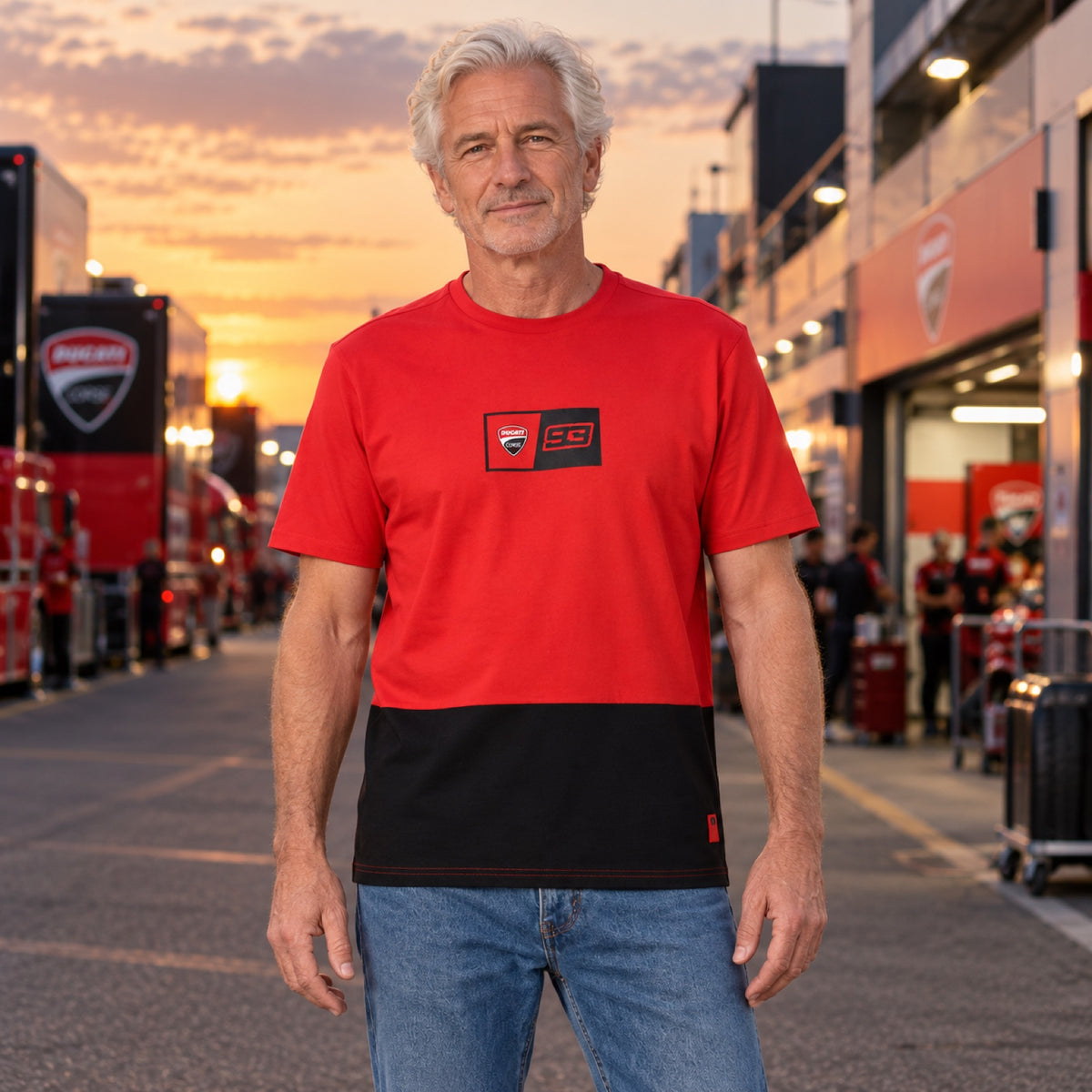 Tričko pro fanoušky Ducati Corse – Marc Marquez s logem – ilustrační foto (AI)