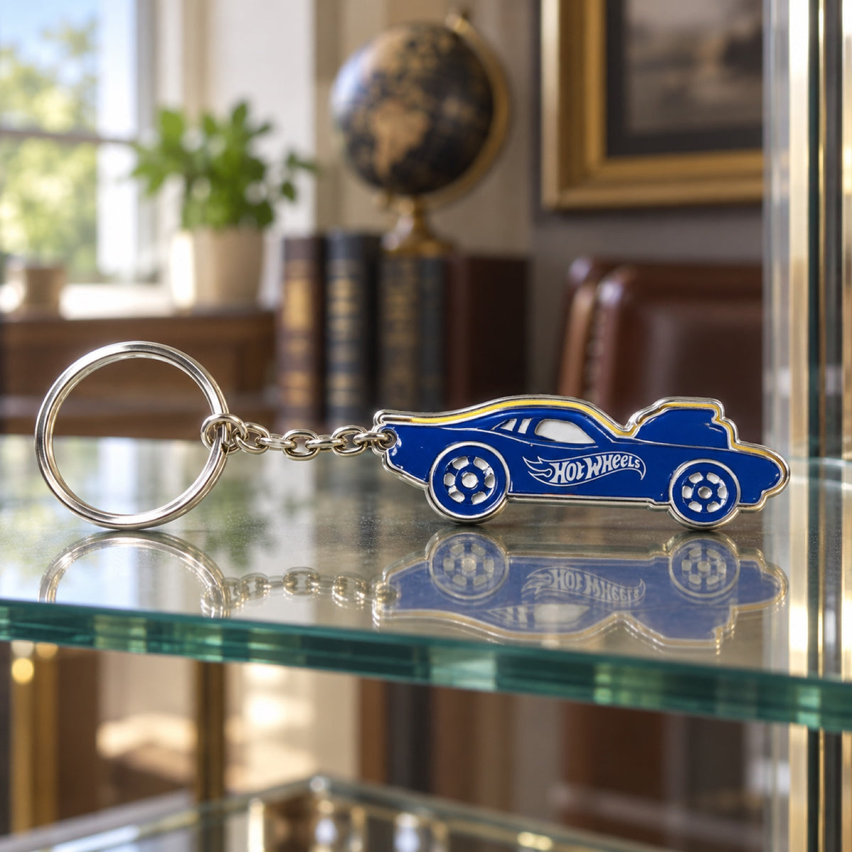 Kovová klíčenka Hot Wheels ve tvaru auta s logem – ilustrační foto (AI)