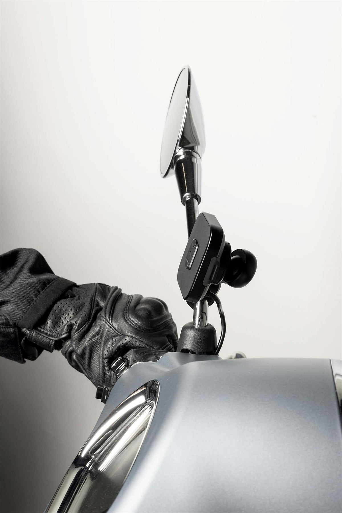 Držák na motorku Peak Design Motorcycle Mount Mirror Mount s nabíjením - černý