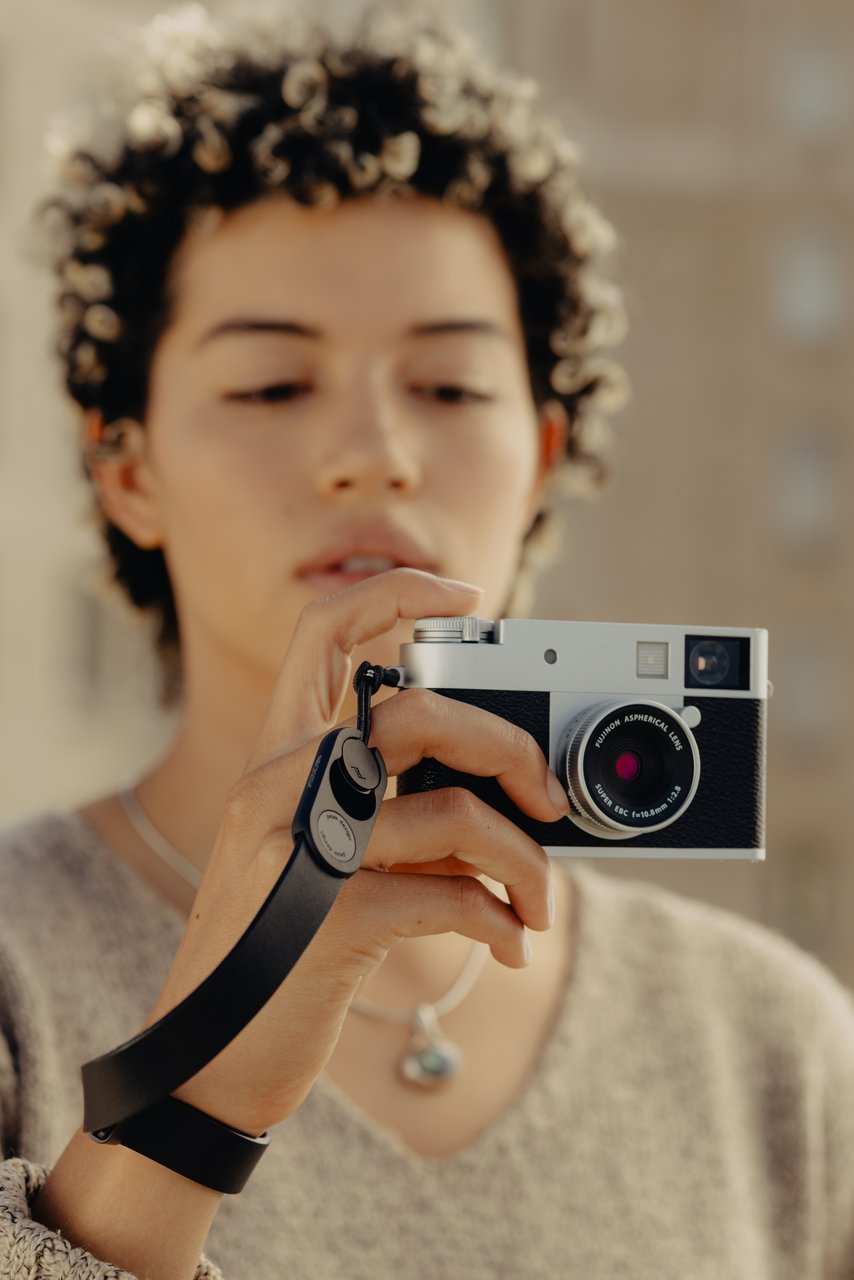 Peak Design Cuff - kožený řemínek na fotoaparát zápěstní - Black