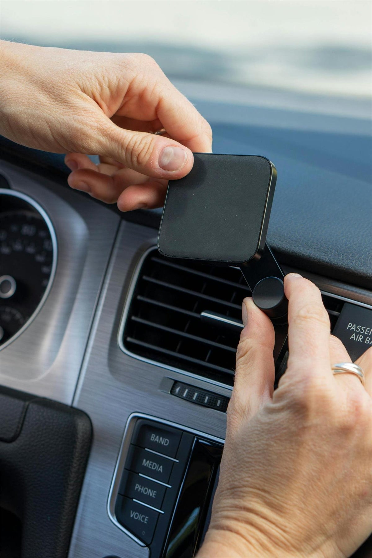 Držák do auta na mřížku ventilace Peak Design Car Mount Vent s nabíjením V2 - černý