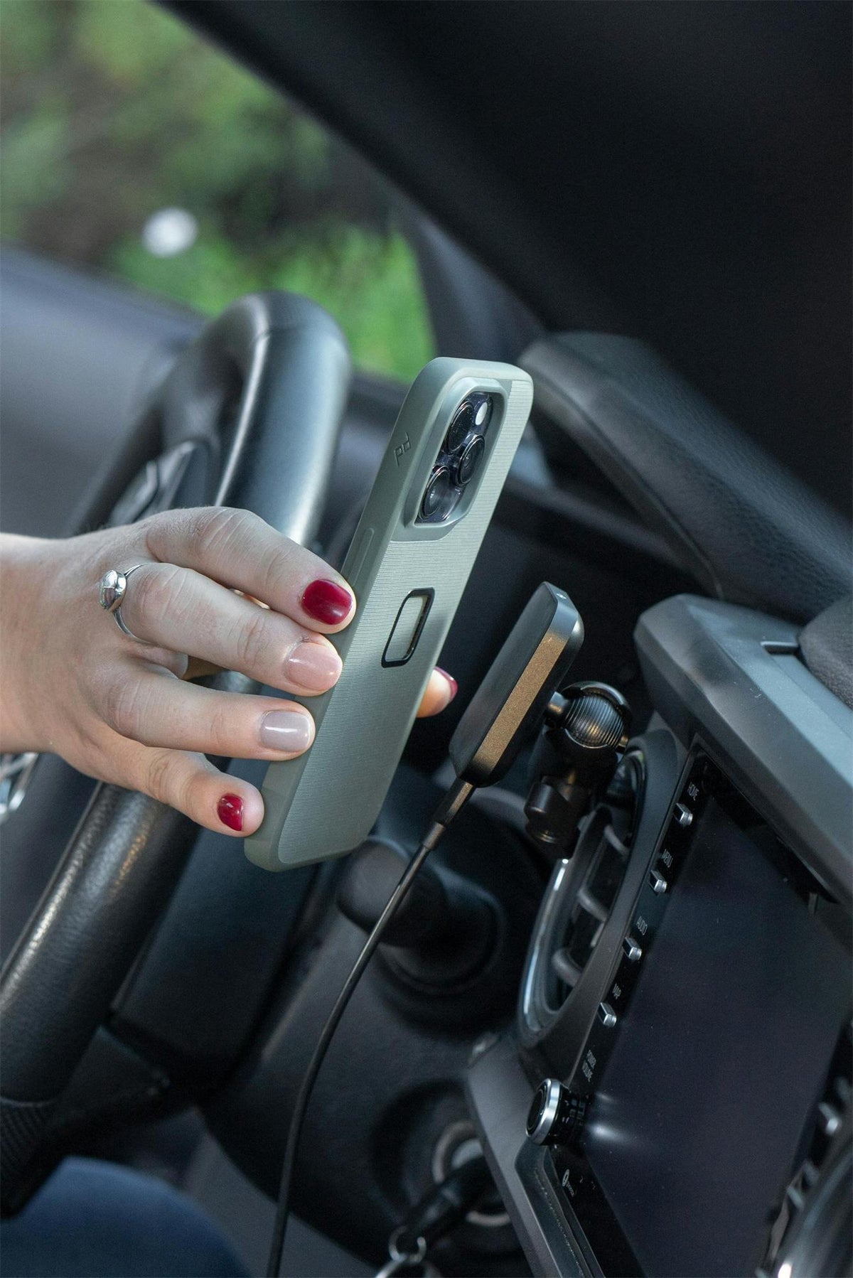 Držák do auta Peak Design Car Mount - nabíjecí adaptér s 20 mm kulovým kloubem V2 - černý