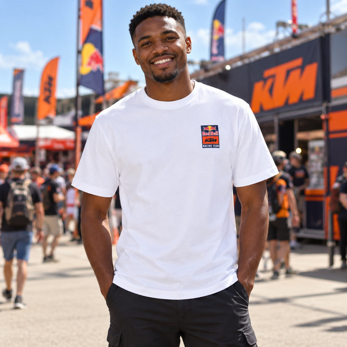 Tričko KTM Red Bull s logem KTM – bílé – ilustrační foto (AI)