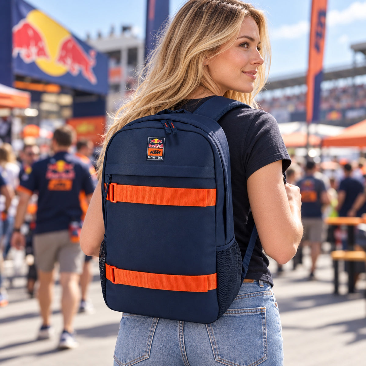 Batoh KTM Red Bull Racing ESSENTIAL s logem – ilustrační foto (AI)