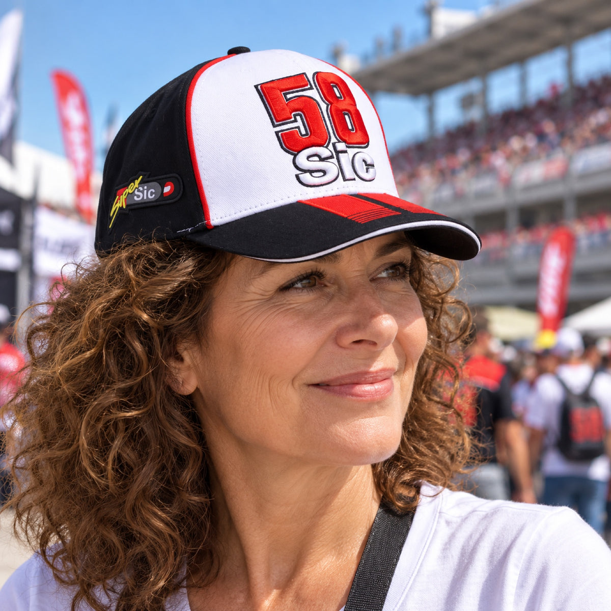 Kšiltovka pro fanoušky Marco Simoncelli 58 – ilustrační foto (AI)