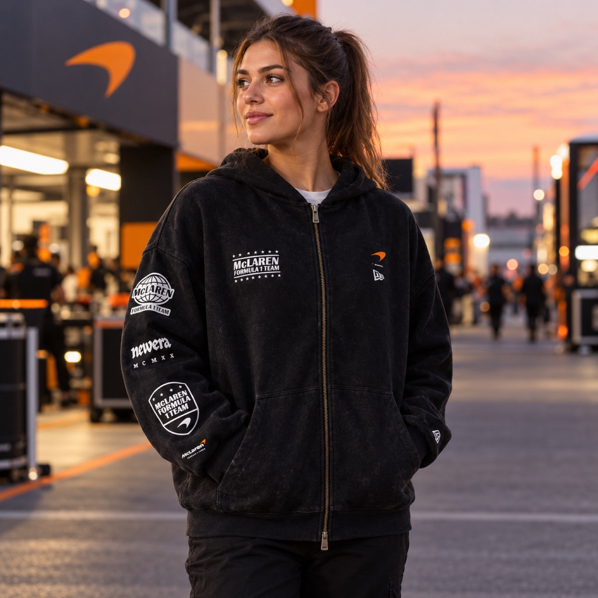 Mikina s kapucí na zip McLaren F1 NE GRPHC – černá s efektem seprání – ilustrační foto (AI)