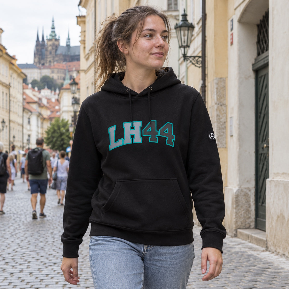 Mercedes-AMG PETRONAS F1 Lewis Hamilton Fan Hoodie – Black – ilustrační foto 2 (AI)