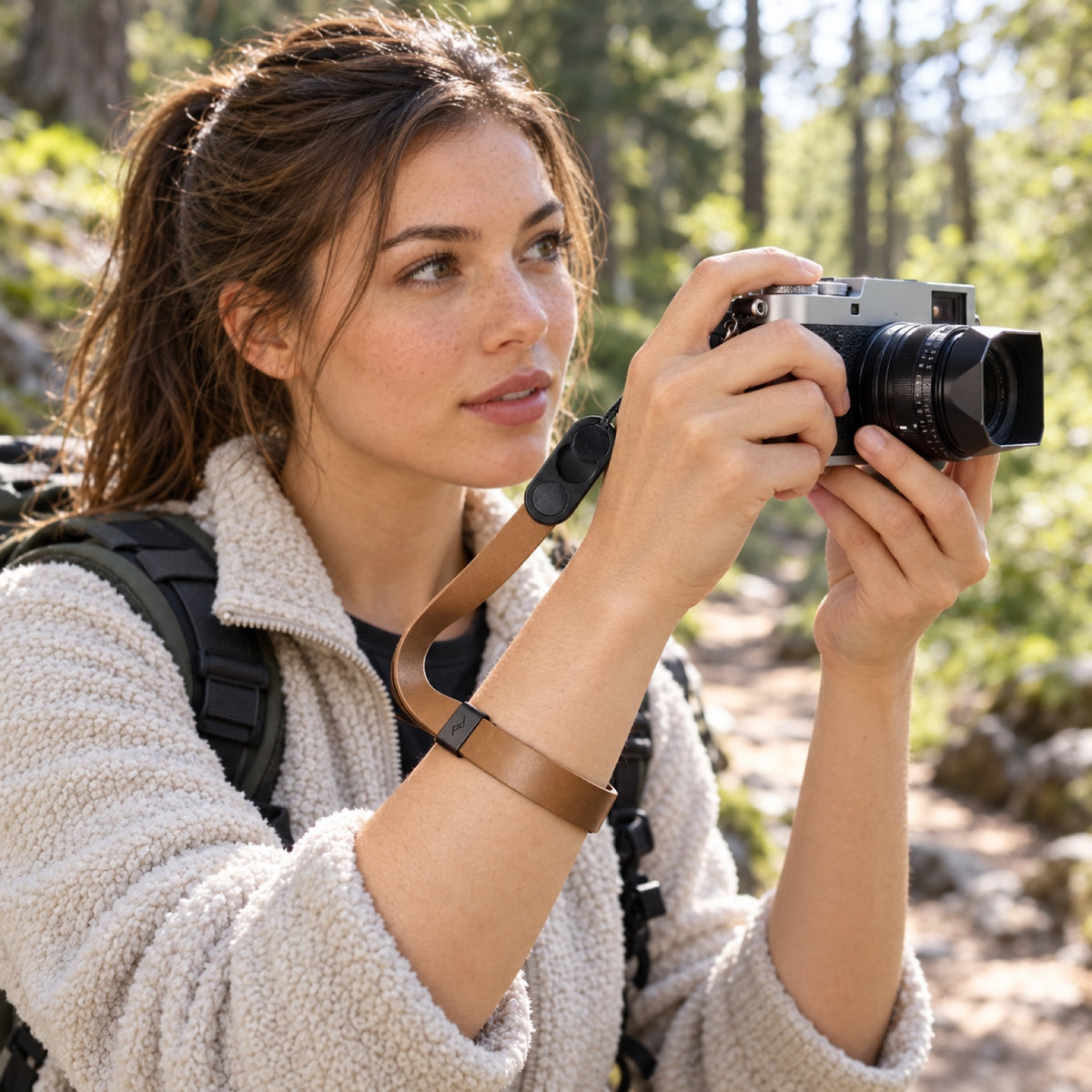 Kožené poutko na zápěstí Peak Design Cuff Leather Camera Wrist Strap – hnědé – ilustrační foto (AI)