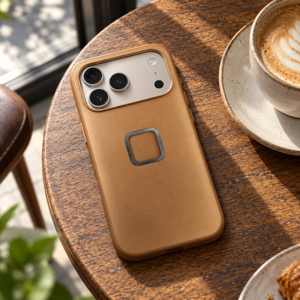 Pouzdro Peak Design Everyday Clarino Case – iPhone 17 Pro – Tan – ilustrační foto (AI)