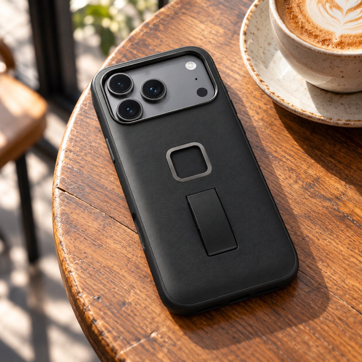 Pouzdro Peak Design Everyday Clarino Loop Case iPhone 17 Pro Max – černé – ilustrační foto (AI)