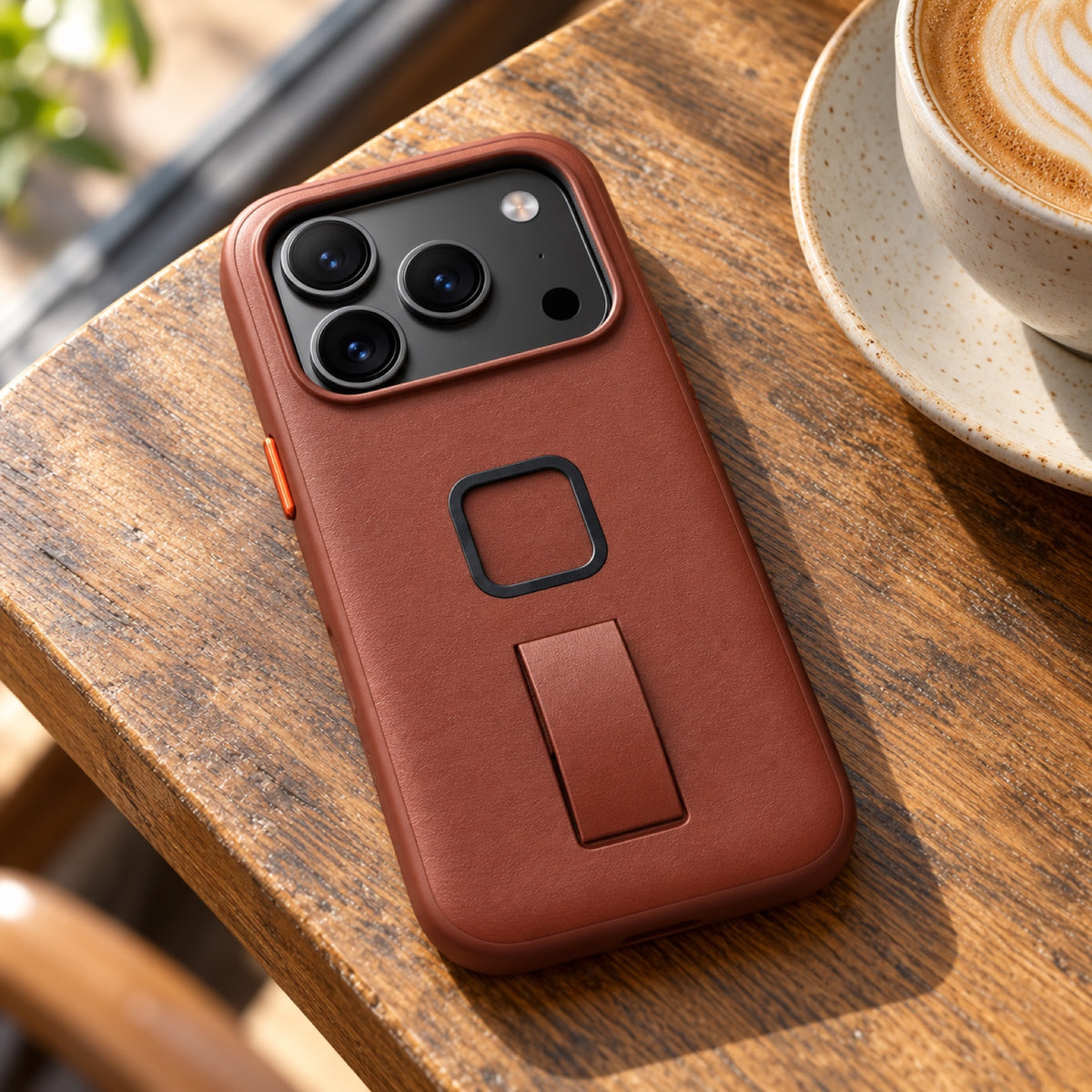Pouzdro Peak Design Everyday Loop Case Slimlink iPhone 18 Pro – Redwood Clarino – ilustrační foto (AI)