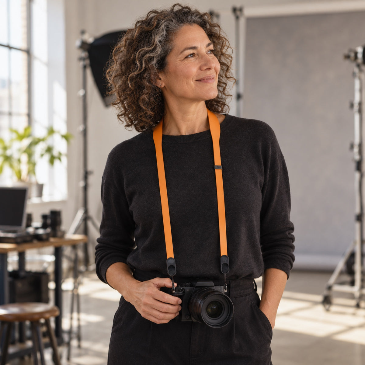 Kožený popruh na fotoaparát Peak Design Form Leather Camera Strap Long – Amber – ilustrační foto (AI)
