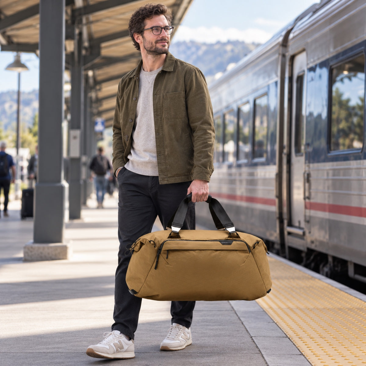 Cestovní taška Peak Design Travel Duffel 50L – Coyote – ilustrační foto (AI)