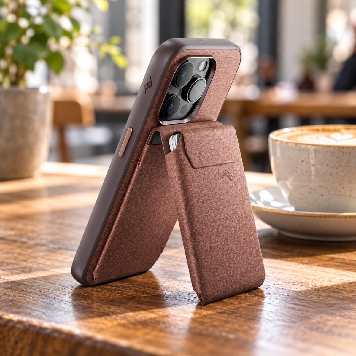 Peněženka se stojánkem Peak Design Stand Wallet – Redwood – ilustrační foto (AI)