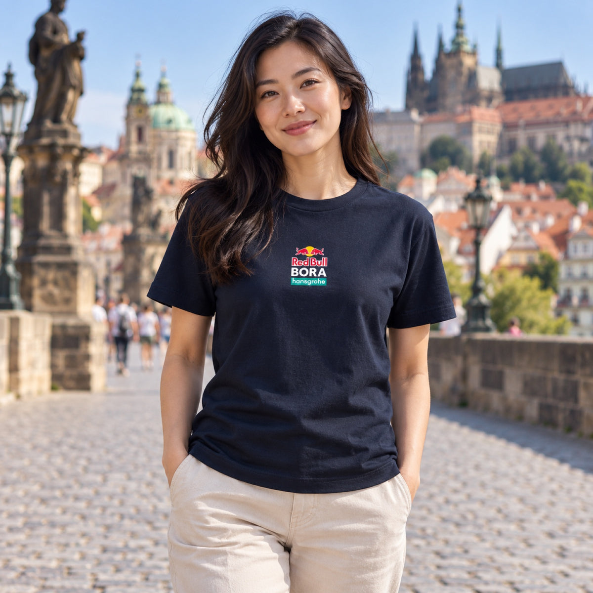 Tričko pro fanoušky Red Bull Bora Hansgrohe s logem – tmavě modré – ilustrační foto (AI)