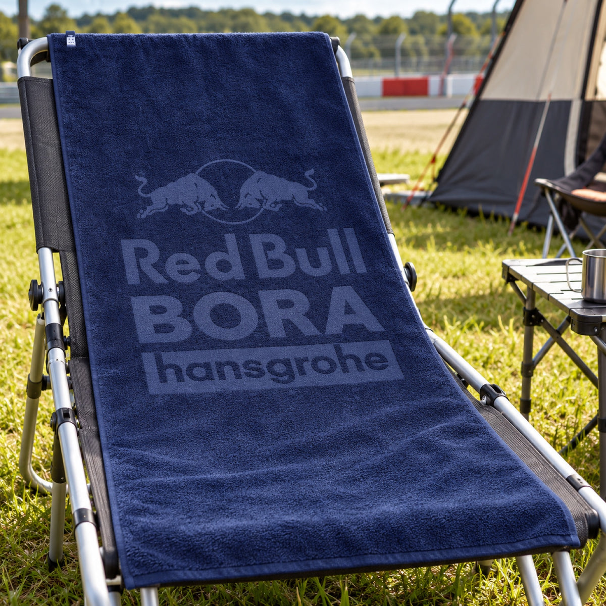 Velký ručník Red Bull Bora Hansgrohe s logem – ilustrační foto (AI)