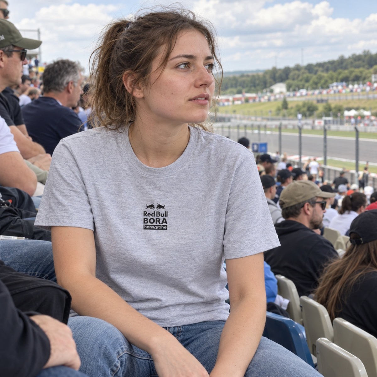Red Bull Bora Hansgrohe Fan T-Shirt with Logo – Grey – ilustrační foto 2 (AI)
