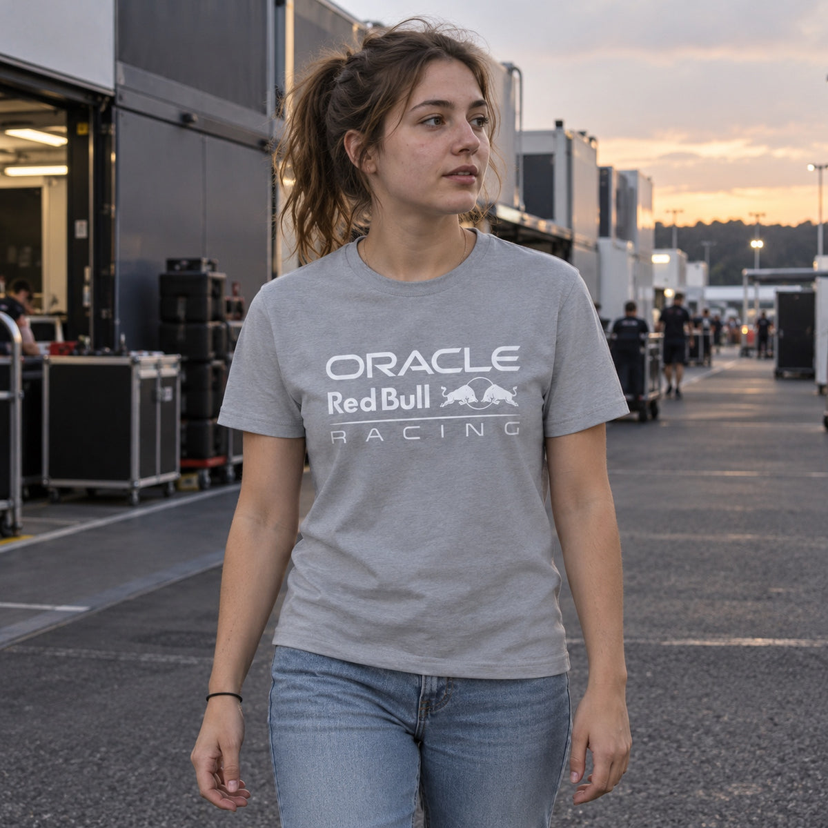 Red Bull Racing F1 Core Mono Lifestyle T-Shirt – Grey – ilustrační foto 2 (AI)