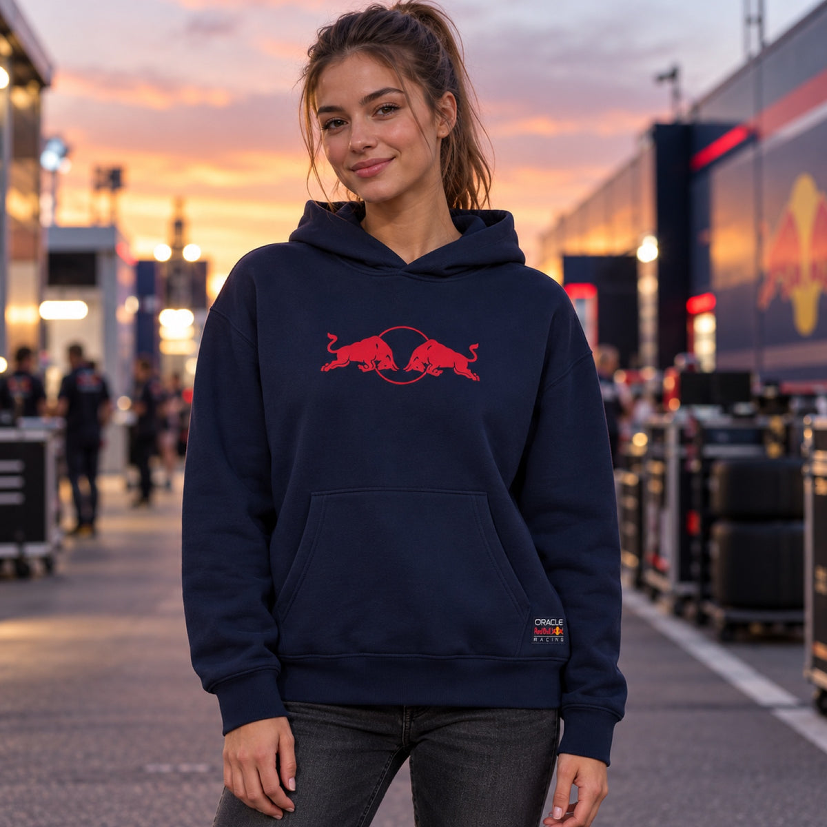 Mikina s kapucí Oracle Red Bull Racing SPARK Edition s logem – tmavě modrá – ilustrační foto (AI)