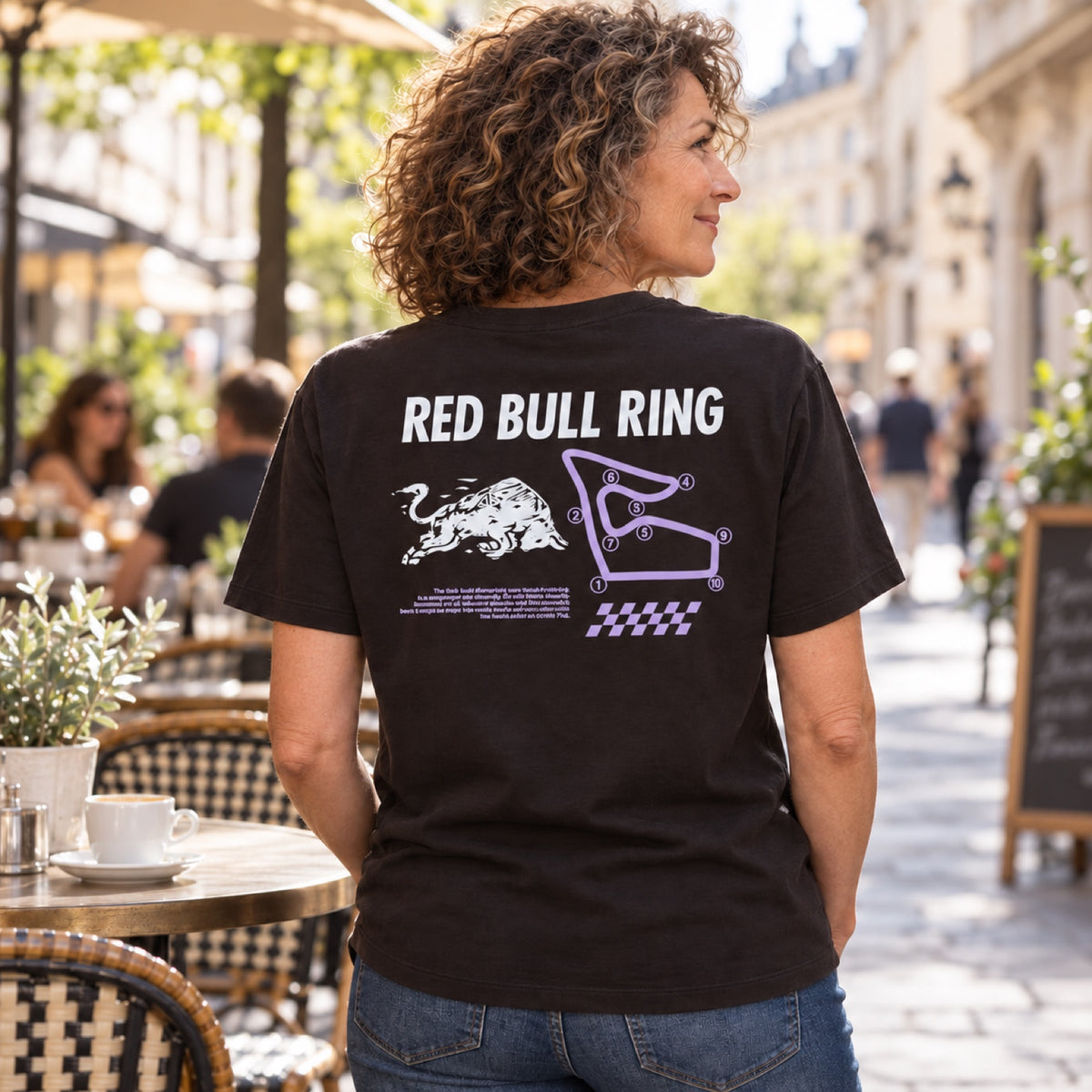 Tričko pro fanoušky Red Bull Ring CIRCUIT – černé s motivem RRI – ilustrační foto (AI)
