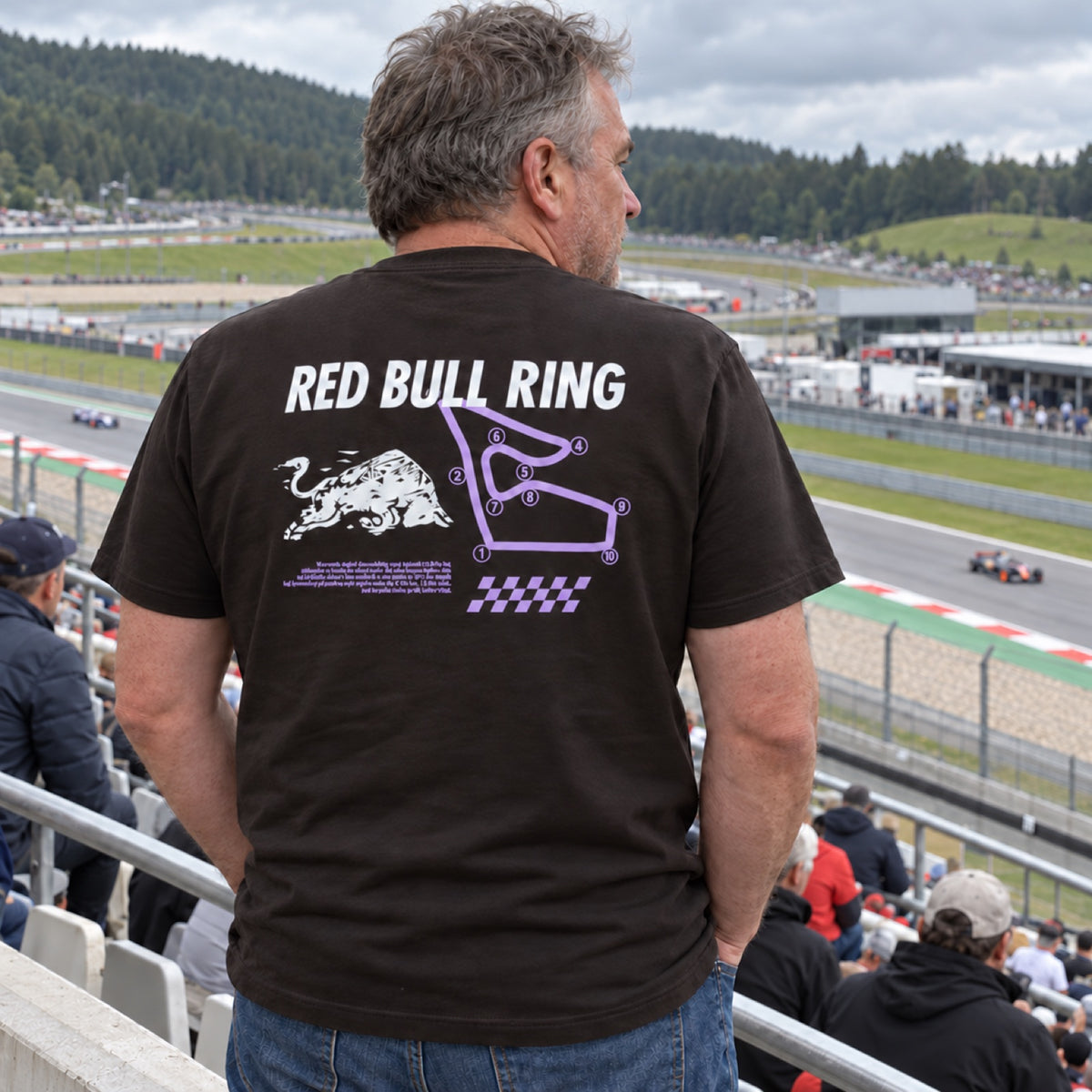 Red Bull Ring CIRCUIT Fan T-Shirt – Black with RRI Motif – ilustrační foto (AI)