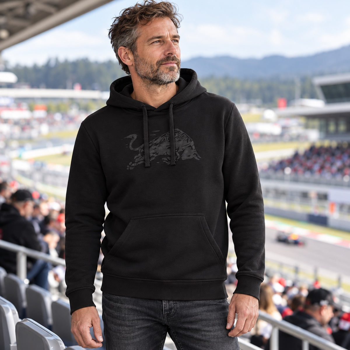 Mikina s kapucí pro fanoušky Red Bull Ring Paddock – černá – ilustrační foto (AI)