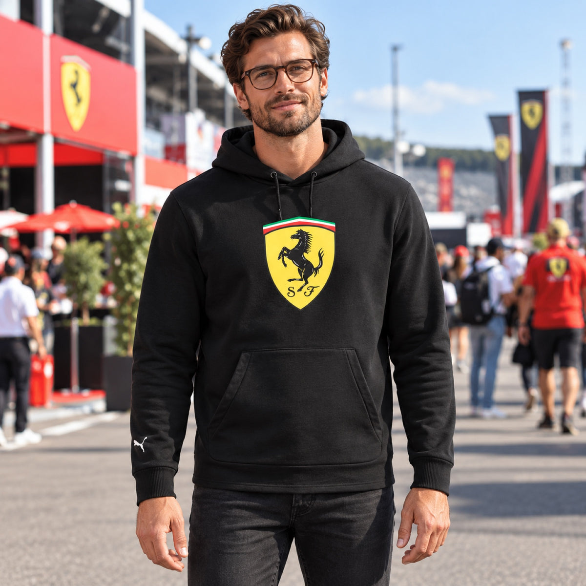 Mikina s kapucí Scuderia Ferrari F1 Casual s velkým logem – černá – ilustrační foto (AI)