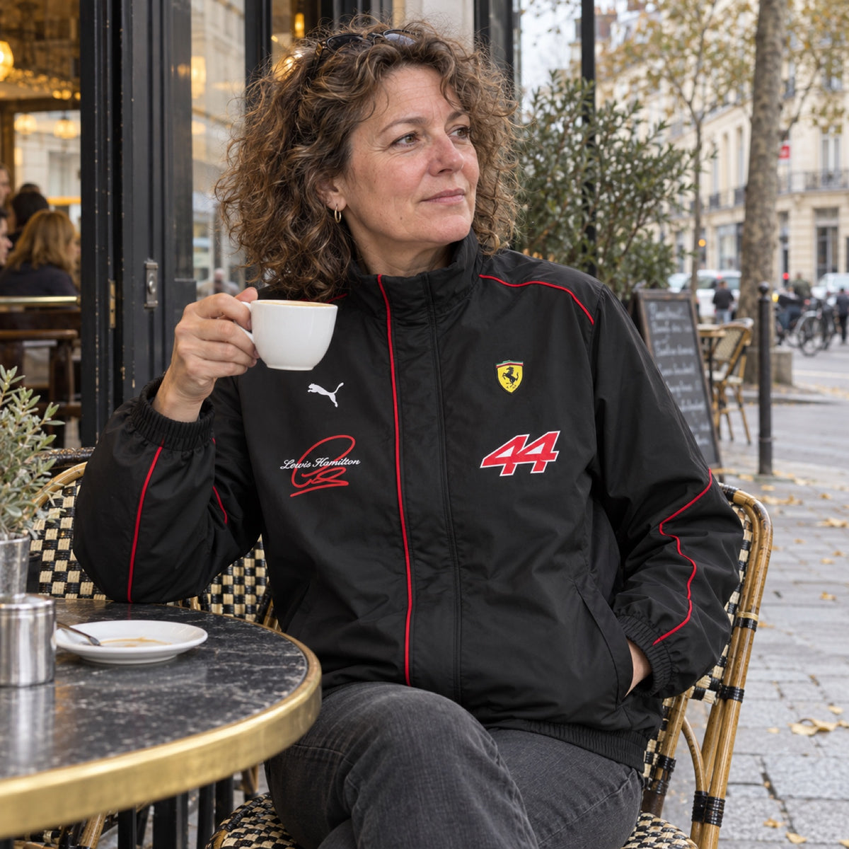Lewis Hamilton Scuderia Ferrari F1 x Puma Jacket – Fan Edition – ilustrační foto 2 (AI)