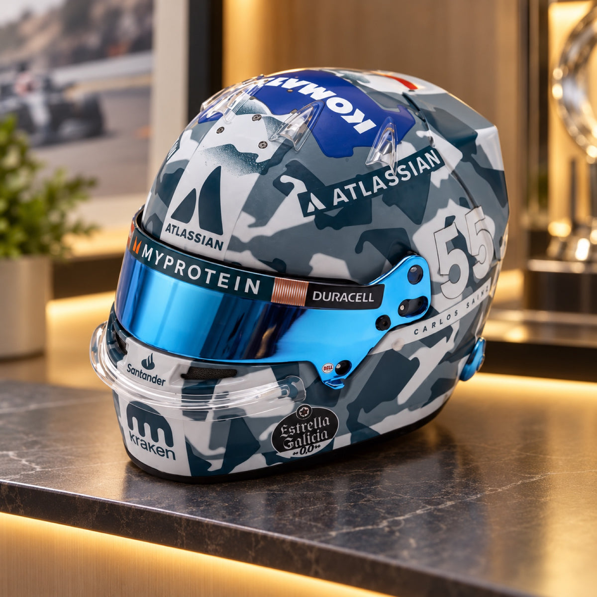 Model helmy SPARK Carlos Sainz Silverstone Grand Prix F1 2025 – ilustrační foto (AI)