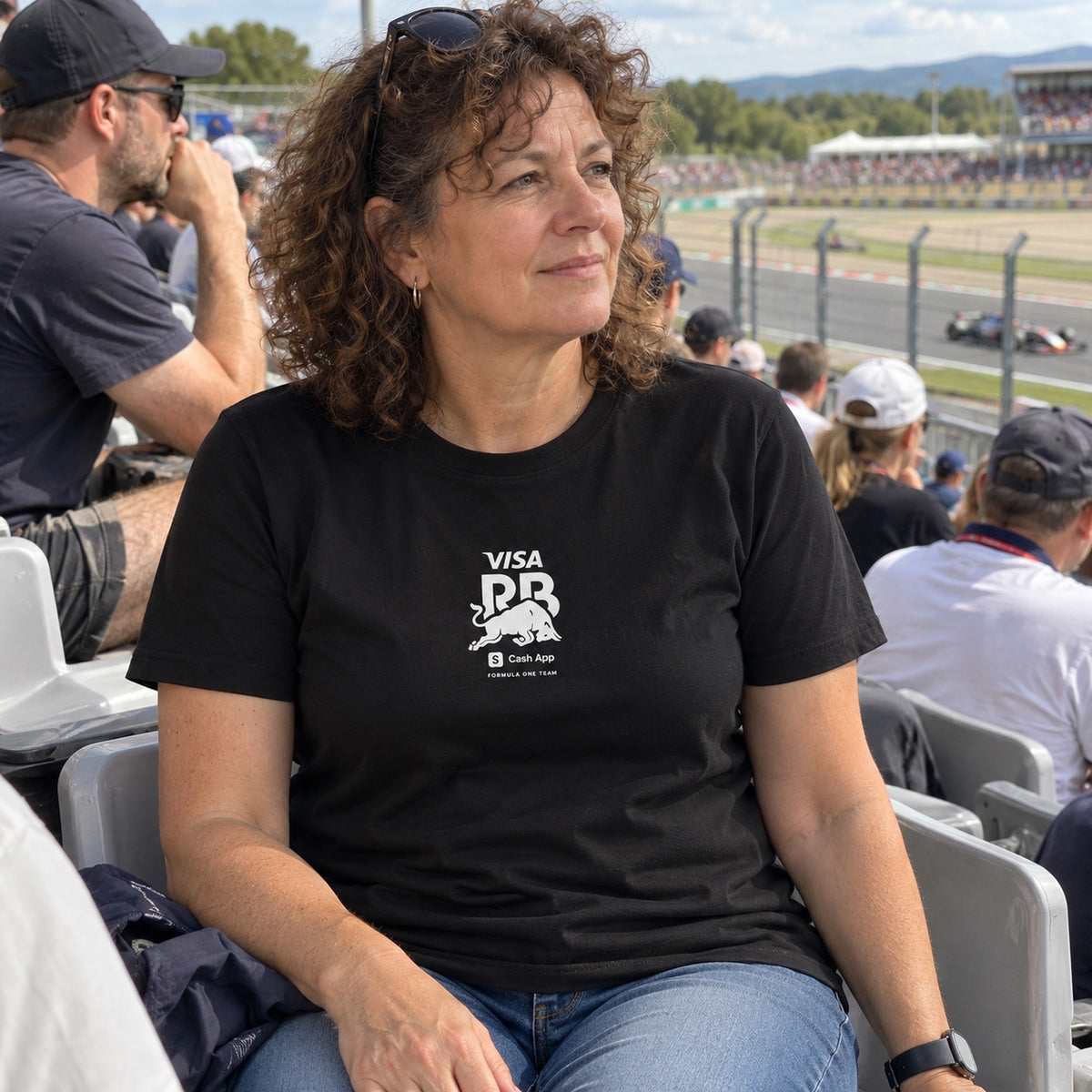 Visa Cash App RB F1 Team ESS Casual T-Shirt – Black – ilustrační foto 2 (AI)