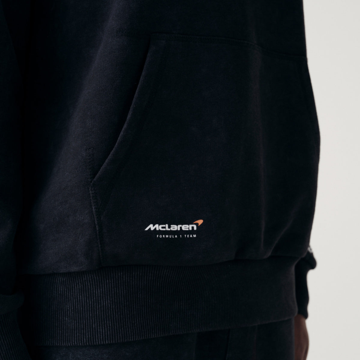 Volnočasová mikina McLaren F1 NE wordmark černá