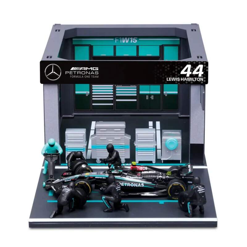 Model Bburago Mercedes F1 1:43 Lewis Hamilton s modelem boxu