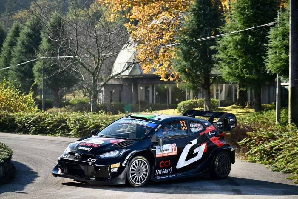 Model Ixo Toyota GR Yaris Rally1 Hybrid #33 Evans v měřítku 1:18 – Rally Japan 2024