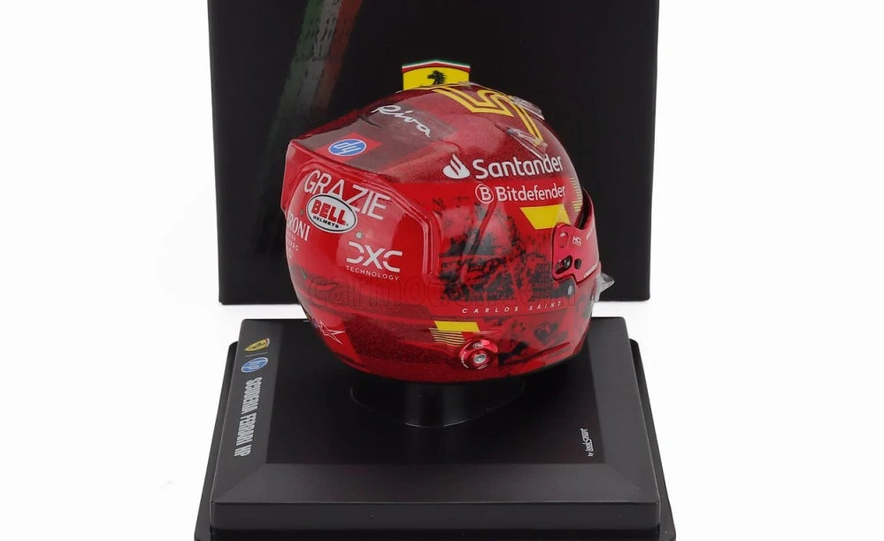 Model helmy Carlos Sainz LookSmart v měřítku 1:5 – SF Abu Dhabi 2024
