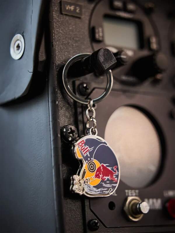Red Bull klíčenka The Flying Bulls s motivem přilby