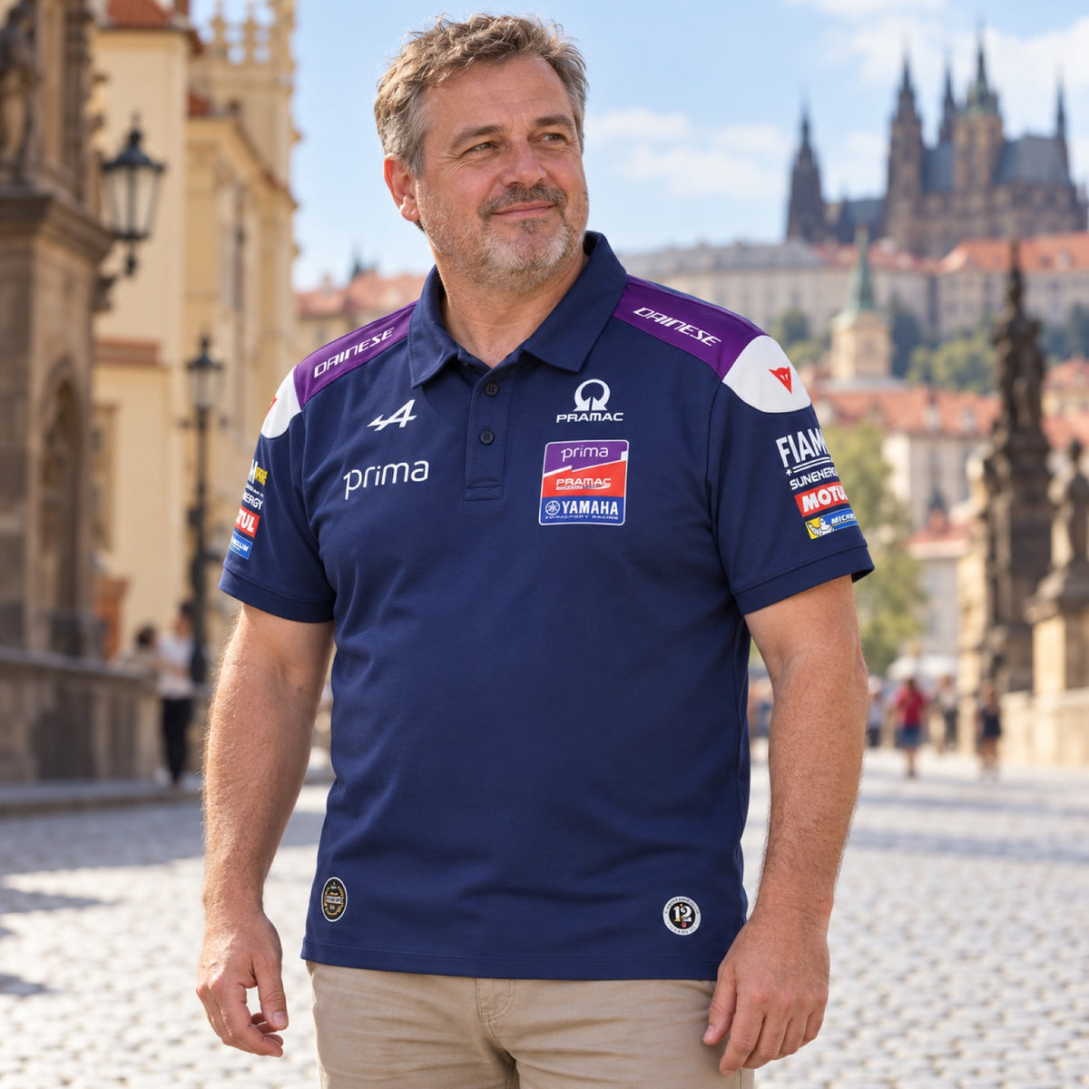 Týmová polokošile Yamaha Pramac s logy sponzorů – ilustrační foto (AI)