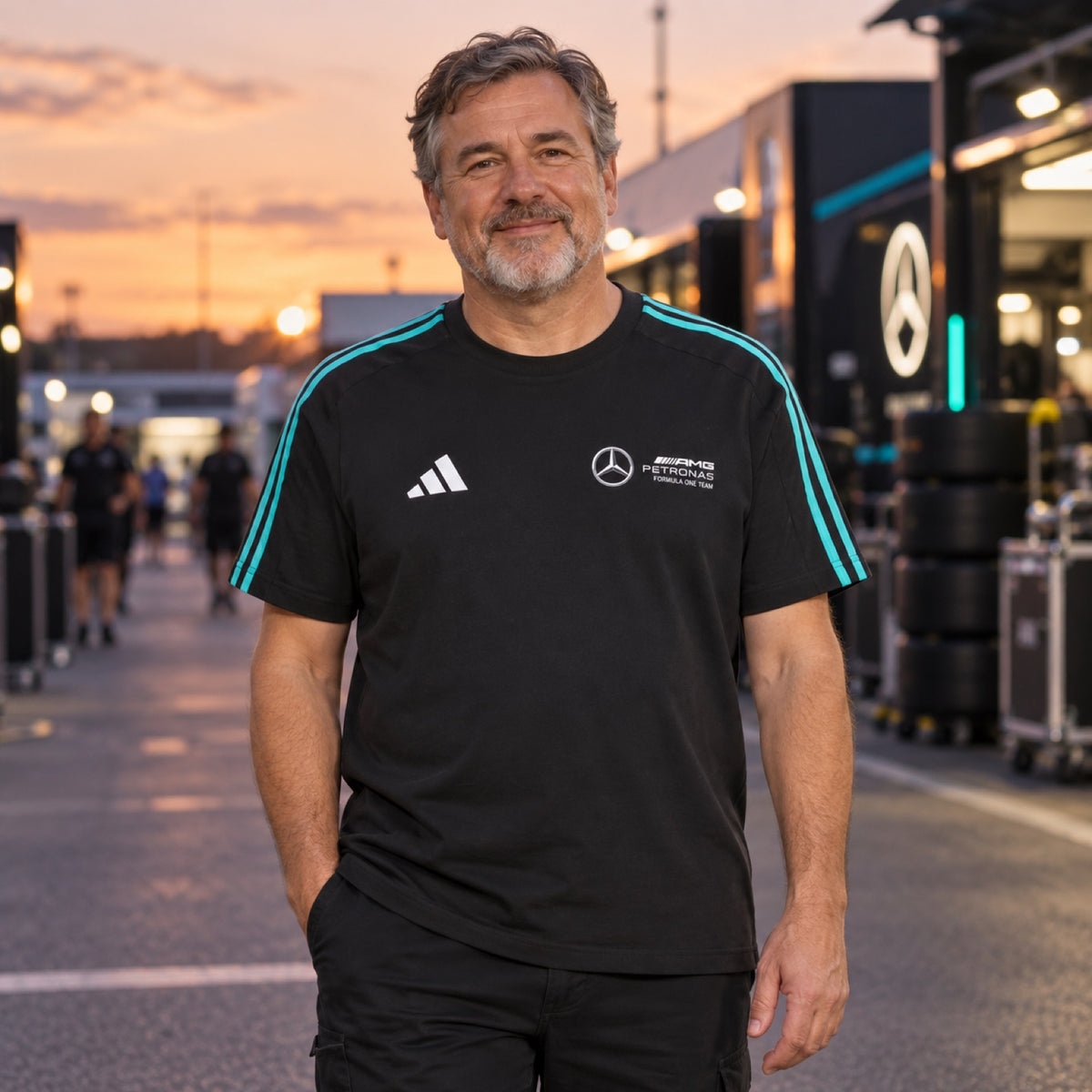 Tričko Adidas Mercedes-AMG PETRONAS F1 DNA – černé – Casual Edition – ilustrační foto (AI)