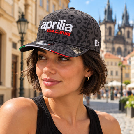 Týmová kšiltovka Aprilia Racing x New Era – Mugello Edition – ilustrační foto (AI)