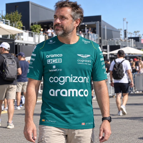 Týmové tričko Aston Martin F1 Team s logy sponzorů – ilustrační foto (AI)